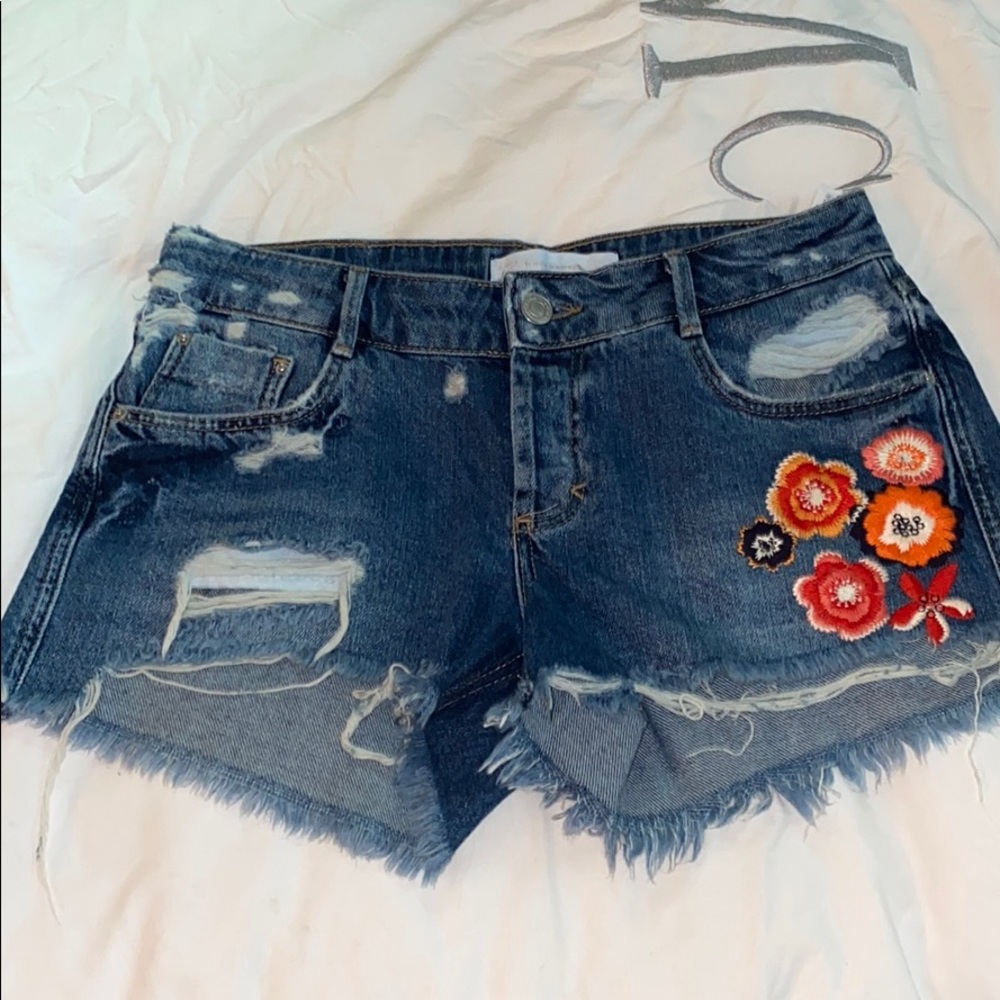 Shorts with flower accent